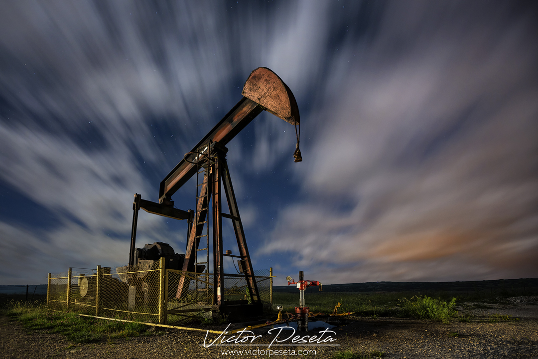 fotografía nocturna en los campos de extracción de petroleo en la lora burgos